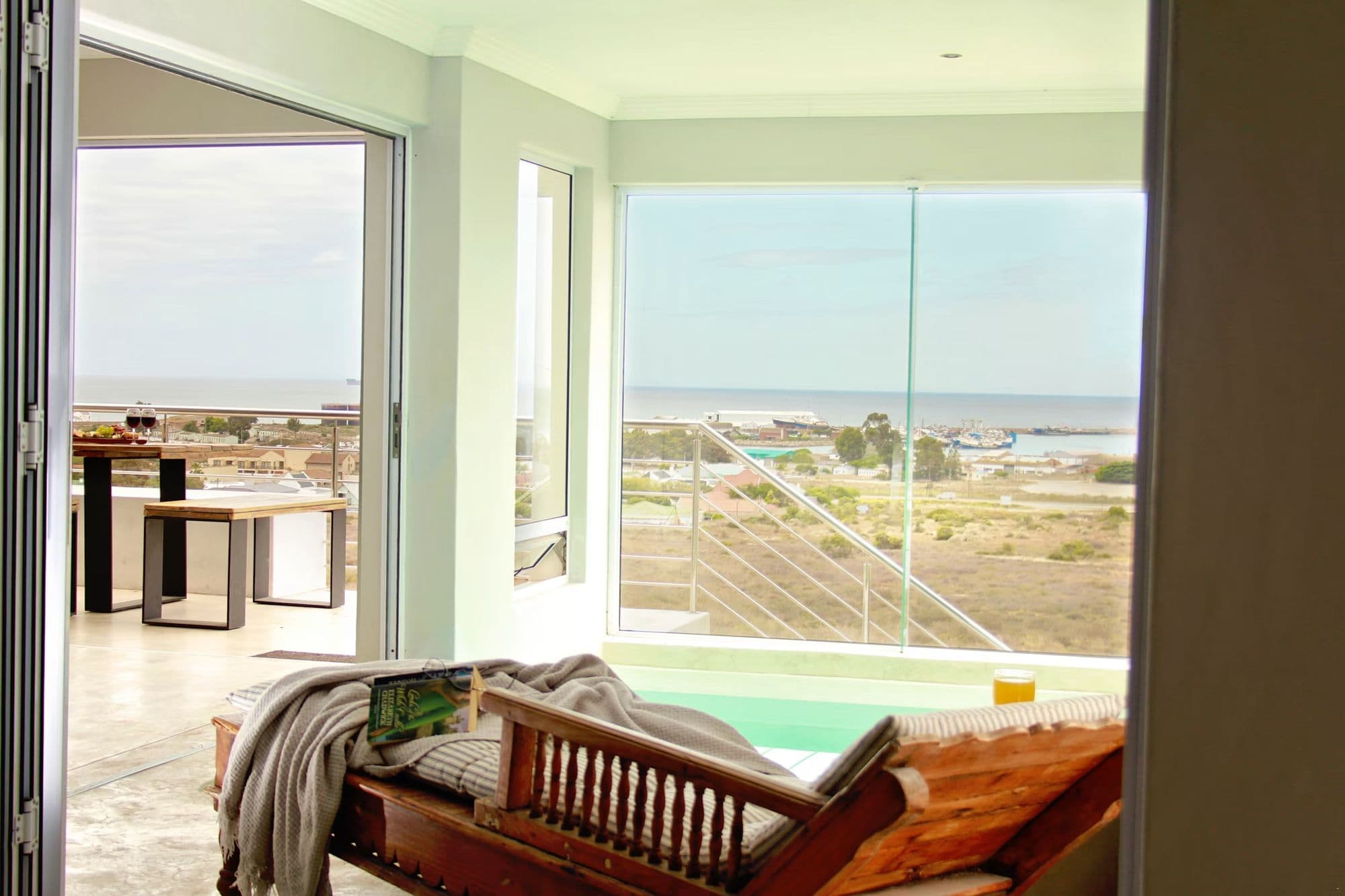 A daybed set into a window bay overlooking the bay